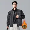 Nueva chaqueta vaquera con un acabado lavado de moda, cuello mao, forro de forro polar y un estilo de ropa de trabajo retro americano engrosado, diseñada para hombres y que ofrece un corte holgado para el invierno.