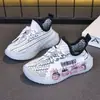 Zapatos Deportivos Infantiles 2026 Primavera y Verano Nuevo Estilo Zapatos de Malla Zapatos de Coco para Niños Mayores Transpirables Dibujos Animados Deportivos Casuales