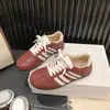 Zapatillas de entrenamiento alemanas a rayas de cuero sintético estilo coreano para mujer, nuevo modelo 2026, con tallado brogue, ligeras, versátiles, zapatos casuales para uso diario
