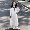 Conjunto de niña dulce: colección primavera/otoño, moderno top de manga larga con cuello azul marino y dulce falda con lazo, un conjunto de dos piezas