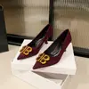 Zapatos de mujer negros retro con punta fina esmerilada y detalles dorados para el trabajo diario y para fiestas, tacones altos de tacón medio para mujer