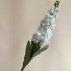 [Material de flor blanca] Arreglo floral de hortensia, rosa, flor de pasto escarchado con decoración de material de hoja de niebla de techo de pasto, flor de simulación para boda