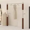 Tienda de ropa estante de exhibición creativo de múltiples capas perchero acero inoxidable pared estante de nogal estante de exhibición especial para tienda