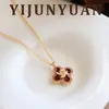 Original Elegante y Exquisito Colgante Pequeño de Esmalte Rojo Trébol de Cuatro Hojas, Cadena Clavicular de Lujo Ligero de Nicho de Gama Alta para Mujeres