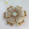 Nuevo accesorio de moda de estilo europeo y americano totalmente de diamantes con un temperamento único y elegante, versátil y lujoso, con un racimo de flores de diamantes rosas y adornos de flores de cinco pétalos