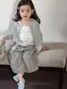 Calça Infantil Feminina Primavera e Verão Novo Estilo Moda Coreana Versátil Calça Xadrez Cropped para Crianças Pequenas, Calça Solta de Pernas Largas para Meninas