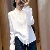 Camisa branca romântica estilo francês com acabamento em renda e mangas compridas, nova coleção outono 2026, corte solto e design que afina o corpo, A14408