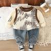 Conjunto de Moletom de Outono para Meninos 2025 Novo Lindo para Crianças Bebê Logo Triângulo Conjunto Falso de Duas Peças Atacado