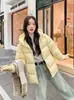 Jaqueta curta de plumas para mulheres, novo estilo de inverno 2026, corte solto, adequada para figuras petites, estilo casal, espessa, quente, peça externa com capuz