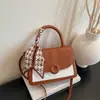 Bolsa feminina estilo fresh bicolor, nova bolsa quadrada pequena elegante e fashion primavera/verão 2026, bolsa de ombro e transversal de alto valor estético