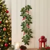 Colgante de pared de vid con hojas verdes artificiales y bayas rojas decoración de pared de porche navideño decoración de entrada de patio festivo arreglo floral