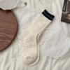Calcetines para mujer primavera y verano textura rayas verticales calcetines de felpa estilo simple calcetines de algodón para mujer estilo coreano usar combinación de colores calcetines blancos pequeños moda