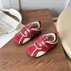 Zapatillas de moda para niñas 2026 primavera y otoño nuevo modelo para niños suela blanda versátiles para exteriores zapatos de entrenamiento alemanes para niñas pequeñas y niños pequeños