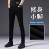 Jeans elásticos de ajuste slim de marca de alta gama en color negro para hombre, nuevo modelo otoño 2026, lavables y que no destiñen, jeans de pierna recta para hombre