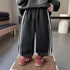Calça de Outono para Meninos 2026 Novo Estilo Coreano Bonito Crianças Pequenas e Médias Roupa de Outono Calça Esportiva 2-3 Anos Calça de Moletom Bonita e Descolada para Crianças
