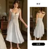 Elegante y sexy camisón de satén y encaje que ciñe la cintura, con abertura lateral, copas incorporadas y un atractivo transparente, estilo largo para estar en casa J3036