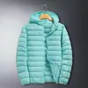Modelos Antiguos Transfronterizos en Stock Chaquetas Ligeras de Plumas Otoño e Invierno Chaquetas Cálidas Cortas de Invierno Ligeras Fuera de Temporada con Capucha