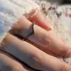 Bestseller de Xiaohongshu Delicado Nuevo Exquisito Anillo Apilable con Diamantes de Circonia en Forma de V Anillo Apilable para Mujer Estilo Ins Simple Cool