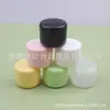 Tarro de crema verde 50g, tarro de crema facial rosa, tarro de crema de manos 50ml, botella de esmalte de uñas negro, botella de cera para el cabello, tarro de ungüento