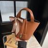 Bolso de Seda de Diseño Nicho de Alta Gama para Mujer 2024 Nuevo Bolso de Mano Popular, Bolso Satchel Tipo Cubo Moderno y Versátil