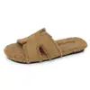 Chinelos de lã de cordeiro com sola plana da moda para mulheres, adequados para uso externo, novo modelo outono e inverno 2026, chinelos slip-on de bico aberto com sola macia