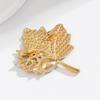 Broche de Hoja de Arce con Diamantes Incrustados de Plantas de Aleación Ecológica Versátil de Diseño de Lujo Ligero Transfronterizo Joyería