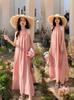 Vestido Rosa de Verano de Alta Gama sin Mangas con Cuello Halter, Elegante Vestido Estilo Vacacional con Volantes para Figuras Petite