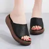 Pantuflas de suela gruesa para mujer 2023 Verano nuevas sandalias de playa tacón plano una tira para mediana edad que aumenta la altura muffin para exterior zapatos frescos