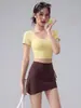 Conjunto de yoga para mujer con cuello en V y espalda cruzada, agradable para la piel con copas fijas en el pecho, atuendo de yoga de manga corta para fitness, running, entrenamiento