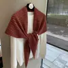 Bufanda triangular de lana pura a rayas para mujer, moda estilo coreano, versátil para otoño e invierno, se puede usar como bufanda para el cuello, capa exterior o chal grande para abrigarse