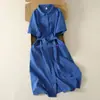 Toma real: Vestido camisa simple de algodón y lino azul, verano para mujer, estilo nuevo 2026, elegante vestido largo