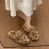 Chinelos fofos com estampa de leopardo para mulheres, novo estilo outono e inverno 2026, versáteis, forrados com fleece, quentes, chinelos de algodão para dormitórios