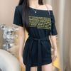 Camiseta de Manga Curta Estilo Preguiçoso de Verão Plus Size 2025 Versão Coreana Nova Ombro a Ombro com Amarração Slim Versátil para um Look Jovem