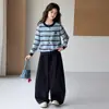 Conjunto Infantil Outono 2026 Novo Estilo Suéter e Jeans Moda Estiloso para Crianças Maiores, Conjunto Super Fofo para o Início do Outono