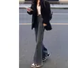 Nueva colección otoño e invierno 2026: Jeans de estilo retro, de tiro alto, corte ajustado y con forro polar, que ofrecen una silueta favorecedora. Cuentan con un diseño elegante, piernas ligeramente acampanadas y un corte recto.