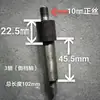 Un juego completo de diversos engranajes de transmisión, ejes hexagonales y ejes estriados dentro de la carcasa de una máquina zanjadora y surcadora con ejes dentados para la gestión de jardines.