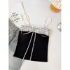 Camisola canelada de algodão com acabamento em renda, com alças e bojos para mulheres, adequada para usar como peça externa ou como camada base
