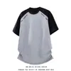 Marca Americana de Moda de Rua Cor Color Block Preto e Vermelho Camiseta de Manga Curta para Homens, Design Casual Versátil Estiloso com Ombros Acolchoados