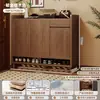 Armário de sapatos ecológico de madeira maciça para entrada de casa, um armário de armazenamento combinado para a entrada da casa, projetado para ser colocado contra a parede, ideal para o hall de entrada ou corredor, e inclui um sapateiro para armazenamento