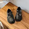 2026 Nuevo Estilo Universitario Hebilla de Corazón Zapatos Pequeños de Cuero para Niñas Suela Suave Rendimiento Mary Janes Zapatos Individuales Versátiles de Cuero