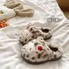 Chinelos de algodão fofos com estampa de leopardo para mulheres, adequados para uso interno e externo no outono e inverno, com sola antiderrapante, forro quente e design de desenho animado. Disponível para atacado