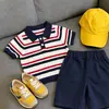 Roupa Infantil Coreana 2026 Verão Novo Estilo Estilo Universitário Listrado Contrastante Gola Polo Tricô Manga Curta Shorts Azul Marinho Infantil
