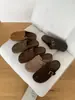 Meias-pantufas fechadas com sola grossa estilo coreano para mulheres, novo modelo outono 2026, sandálias de dedo dividido sintéticas