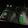 Conjunto de tres piezas de pendientes y anillo de jade y ágata con colgante de calcedonia verde hielo con incrustaciones plateadas.