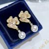 Brincos de Prata 925 Mais Vendidos no Outono com Pérolas Naturais Brancas de Água Doce para Mulheres, Estilo Floral Vintage de Alto Padrão 2026