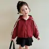 Chaqueta Roja con Mangas de Encaje Estilo Coreano para Niñas Otoño Primavera 2026 Nueva Moda Infantil Chaqueta Superior Elegante para Niña Pequeña
