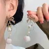 Brincos Novos de Outono e Inverno Estilo Maillard Bola de Pelo de Urso Femininos Elegantes Versáteis Brincos de Laço Sem Perfuração Presilhas de Orelha