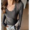 Camiseta de Manga Longa com Design de Rebite de Fábrica para Mulheres no Outono e Inverno Gola Redonda Grande Estilo Coreano Ombro Direito Camisa de Base Branca Interna e Externa
