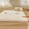 Nueva sábana bajera de terciopelo de leche clase A pieza única estampada acolchada color liso simple engrosada completamente cerrada antideslizante protector de colchón