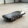 Camión plataforma subterráneo de calibre 600 con una superficie de carga lisa y espaciosa, que ofrece maniobrabilidad flexible; un vehículo de transporte de plataforma para vía minera